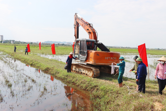 Đức Thọ: Thôn Yên Long tiến hành đo thực địa, giao ruộng sau chuyển đổi tập trung ruộng đất. 