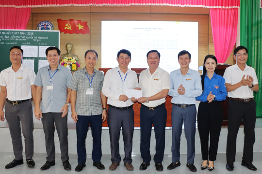 Lãnh đạo xã Đức Thọ thăm hỏi, tặng quà lực lượng phục vụ kỳ thi tốt nghiệp THPT 2026.