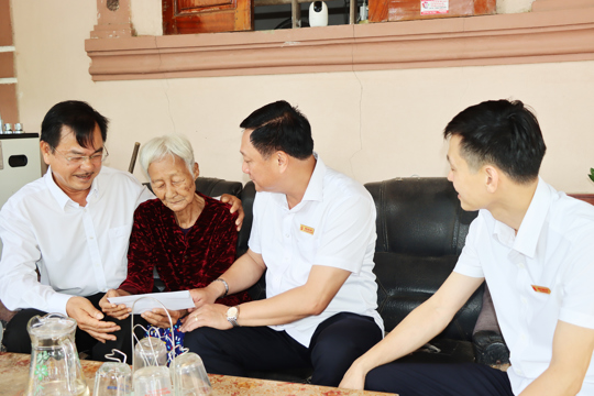Người con xa quê tri ân Mẹ Việt Nam anh hùng và nhận đỡ đầu trẻ mồ côi tại xã Đức Thọ.