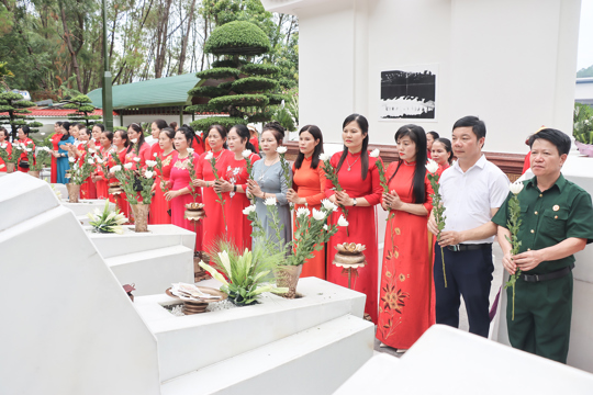 Hội LHPN, Hội Nông dân, Hội CCB xã Đức Thọ dâng hương tri ân tại Ngã ba Đồng Lộc nhân kỷ niệm 79 năm Ngày Thương binh - Liệt sĩ