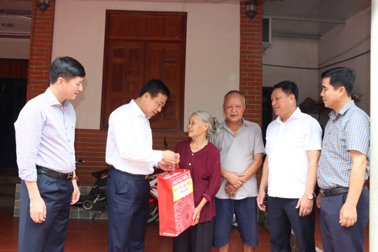 Chủ nhiệm Ủy ban Kiểm tra Tỉnh ủy Hà Tĩnh tặng quà thân nhân liệt sỹ tại xã Đức Thọ.