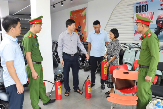 Lãnh đạo UBND xã kiểm tra công tác PCCC trên địa bàn.  