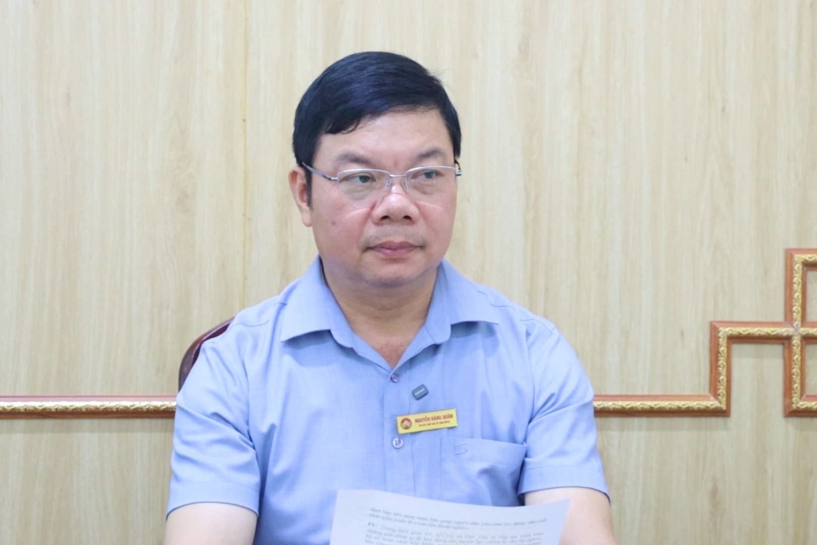 Trao đổi với ông Nguyễn Đăng Quân - Chủ tịch Ủy ban MTTQ xã Đức Thọ về kết quả hỗ trợ nhà ở cho hộ nghèo, hộ gặp hoàn cảnh khó khăn. 