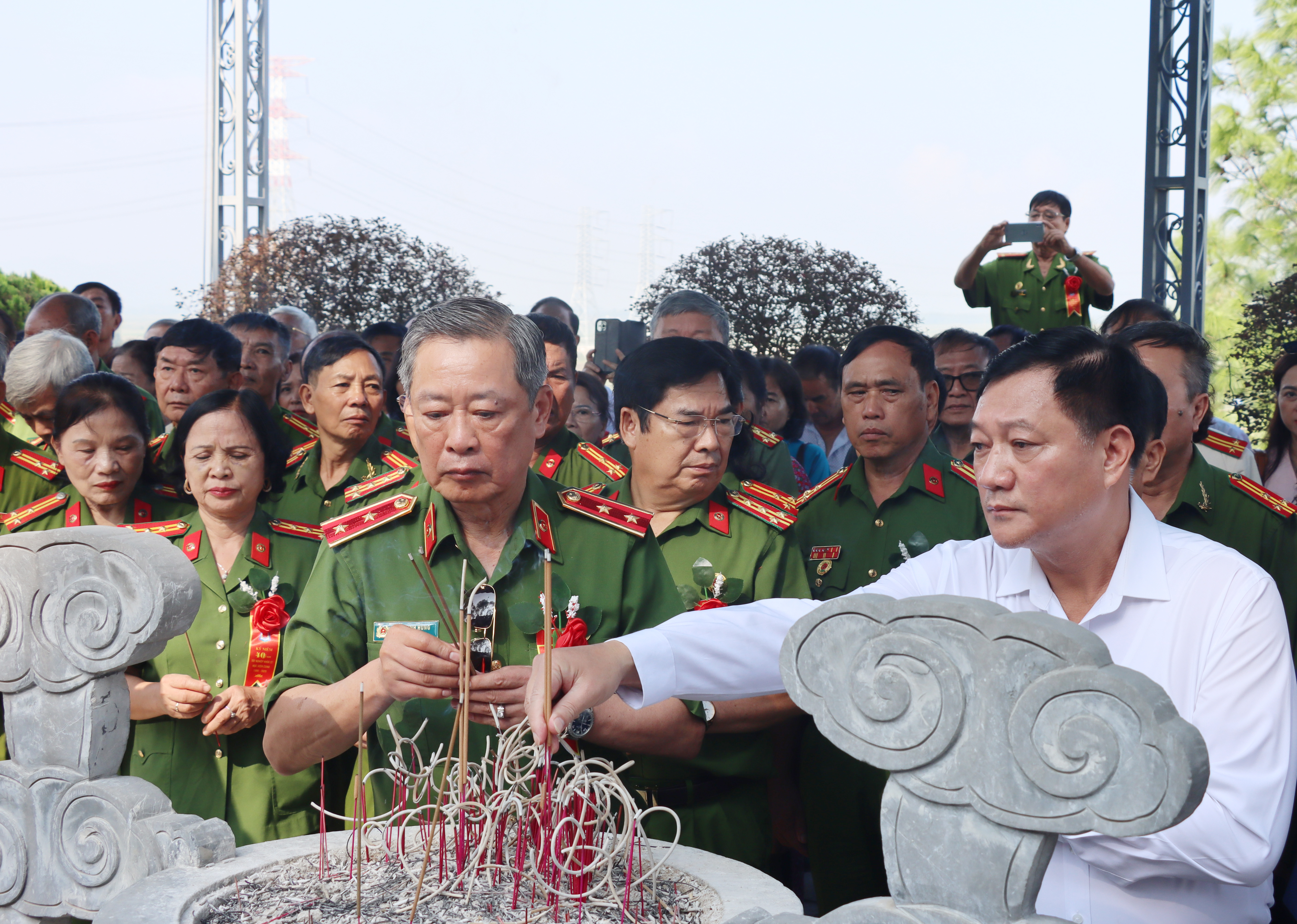 Đoàn cựu sinh viên Học viện Cảnh sát nhân dân dâng hương tưởng niệm Tổng Bí thư Trần Phú.