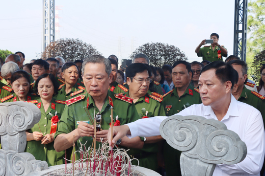 Đoàn cựu sinh viên Học viện Cảnh sát nhân dân dâng hương tưởng niệm Tổng Bí thư Trần Phú. 