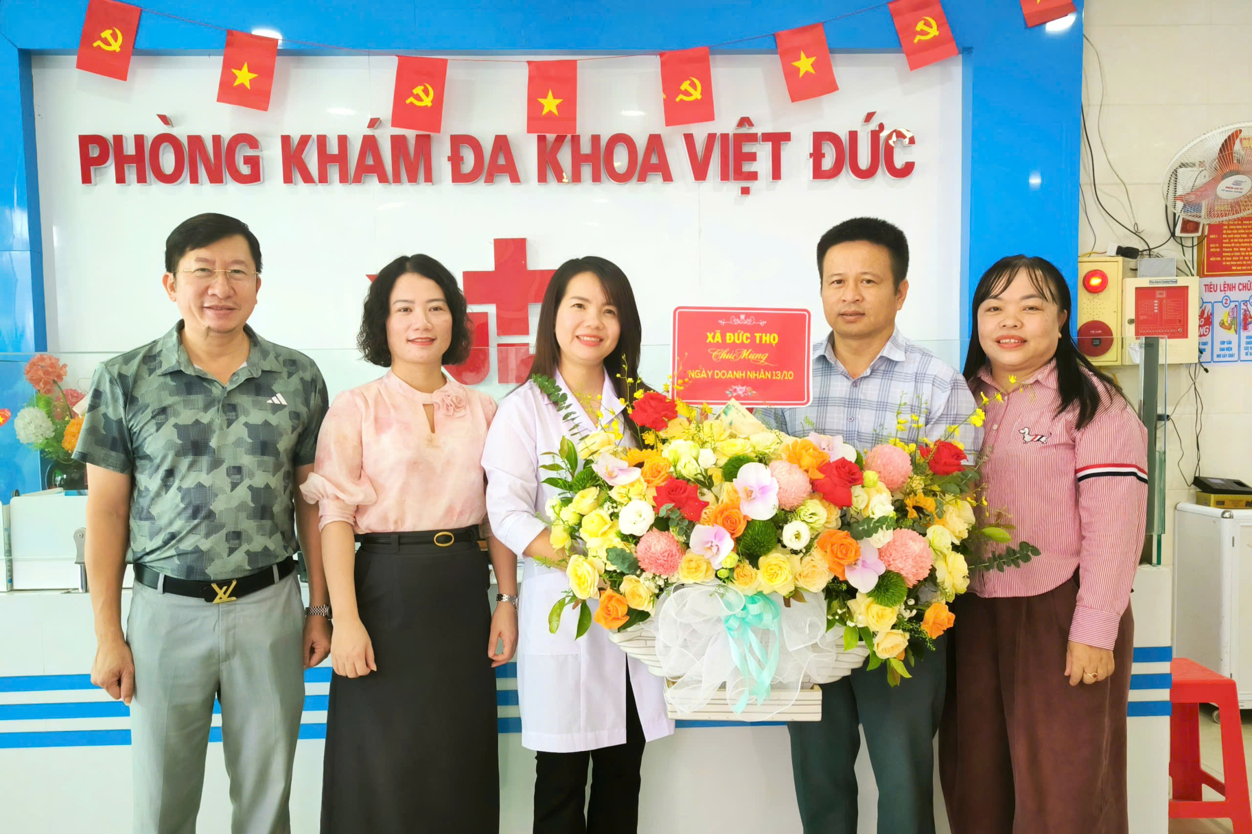 Phó chủ tịch HĐND, Trưởng Công an xã Đức Thọ chúc mừng các doanh nghiệp nhân Ngày Doanh nhân Việt Nam