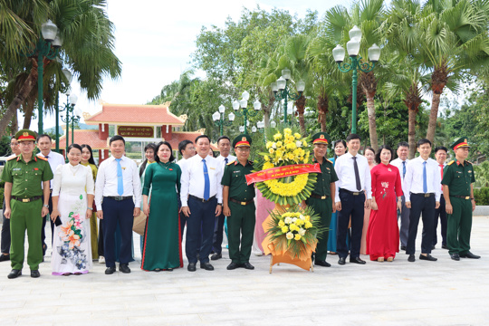 Đức Thọ dâng hương tưởng niệm Chủ tịch Hồ Chí Minh, cố Tổng Bí thư Trần Phú và các anh hùng liệt sĩ nhân dịp Cách mạng Tháng Tám và Quốc khánh 2/9.