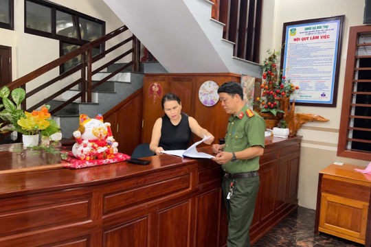Công an xã Đức Thọ đồng loạt kiểm tra các cơ sở kinh doanh lưu trú, nhà trọ và nhà ở cho thuê. 