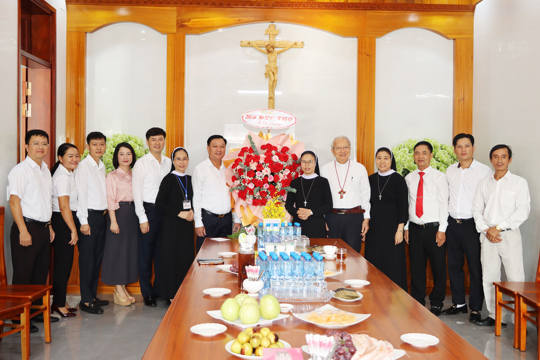 Lãnh đạo xã Đức Thọ tặng hoa chúc mừng Giáo xứ Nghĩa Yên nhân dịp khánh thành các công trình cộng đoàn Mến Thánh Giá Nghĩa Yên.