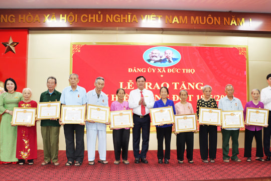 Xã Đức Thọ:  Trao Huy hiệu Đảng đợt 19/5 cho 76 đảng viên.