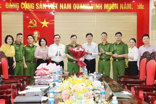 Xã Đức Thọ: Khen thưởng đột xuất lực lượng Công an phá án vụ cướp tiệm vàng Huế Thương. 