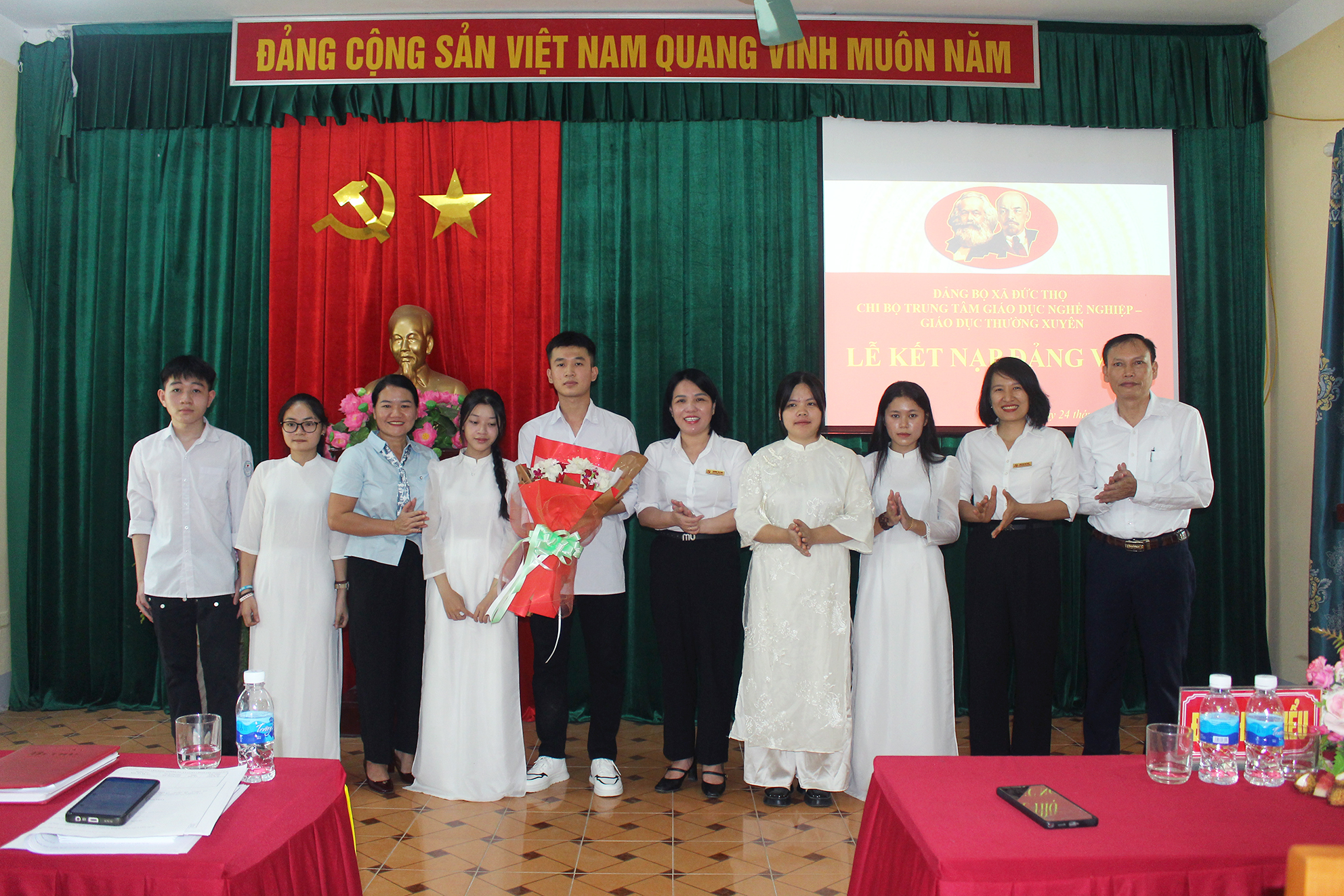 Lãnh đạo xã tặng hoa chúc mừng 6 đảng viên mới