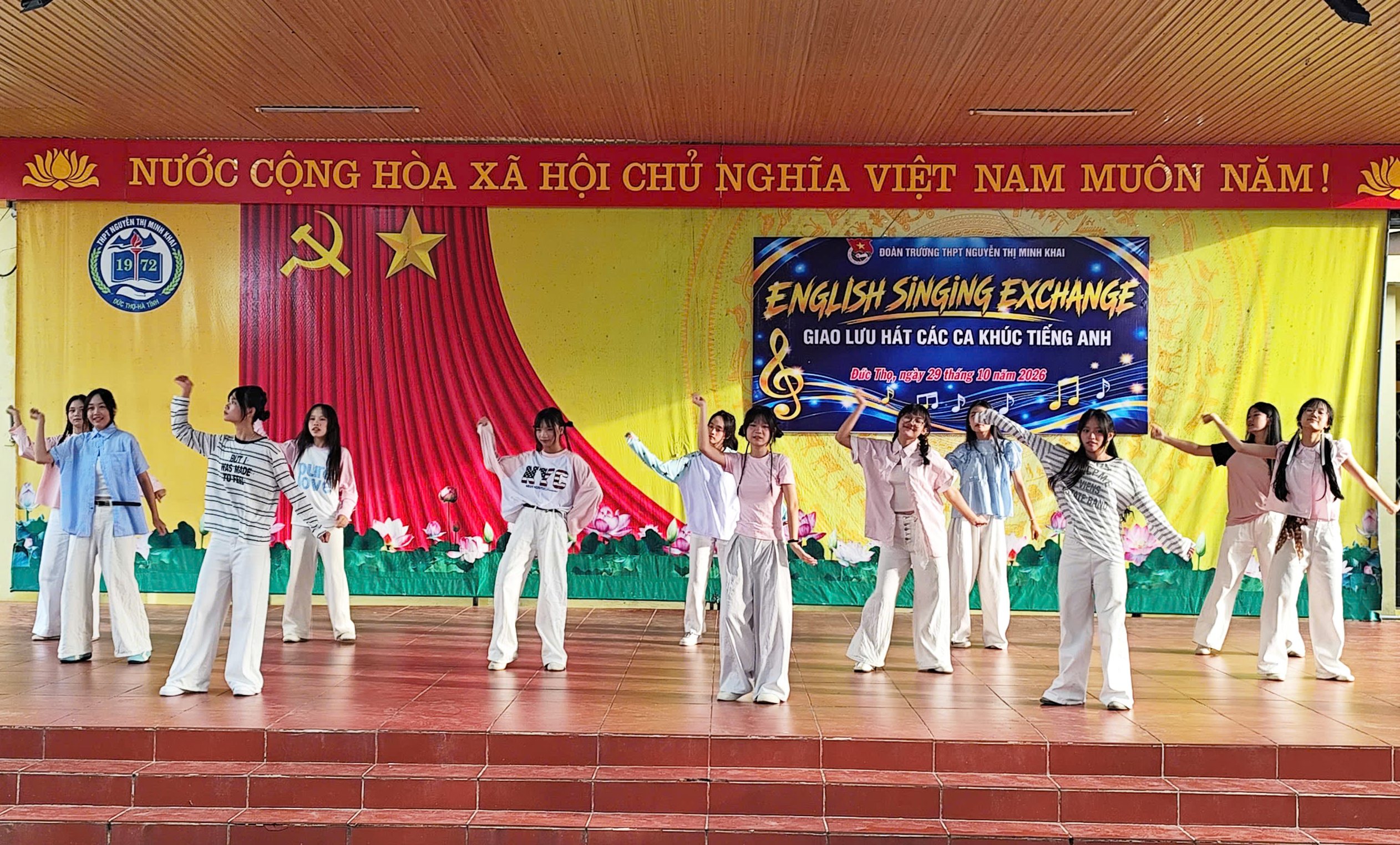 Đoàn trường THPT Nguyễn Thị Minh Khai tổ chức chương trình “English Singing Exchange” – giao lưu hát các ca khúc tiếng Anh.