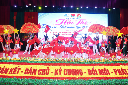 Rực rỡ Hội thi Dân vũ - Hát múa tập thể chào mừng 81 năm Cách mạng Tháng Tám và Quốc khánh 2/9 của Đoàn xã Đức Thọ.