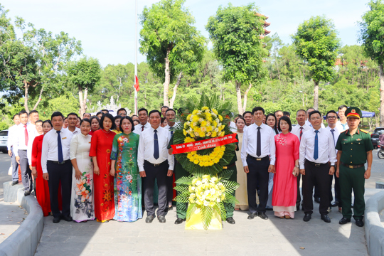 Đức Thọ dâng hương tưởng niệm cố Tổng Bí thư Trần Phú, các anh hùng liệt sĩ và lực lượng thanh niên xung phong Ngã ba Đồng Lộc 