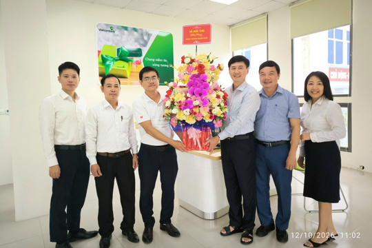 Chủ tịch UBND xã Bùi Ngọc Nhật chúc mừng các doanh nghiệp, doanh nhân  