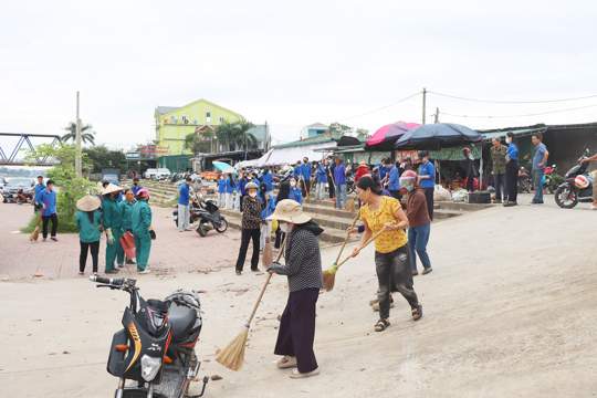 Đức Thọ ra quân làm sạch bờ sông Ngàn Sâu, sông La trên địa bàn xã Đức Thọ 