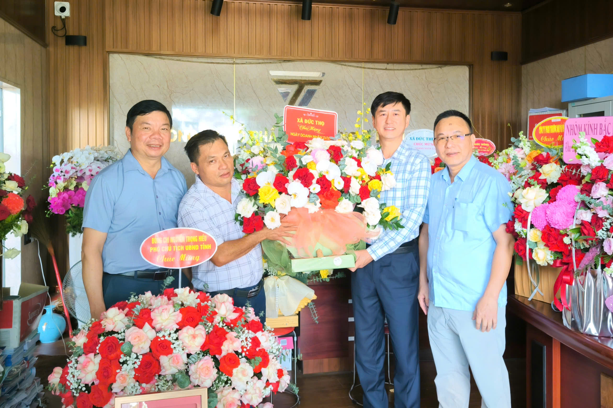 Chủ tịch UBND xã Bùi Ngọc Nhật chúc mừng các doanh nghiệp, doanh nhân 