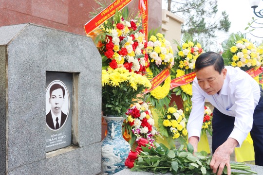 Chi bộ, nhân dân thôn 8 xã Đức Thọ dâng hương tưởng niệm Tổng Bí thư Trần Phú.