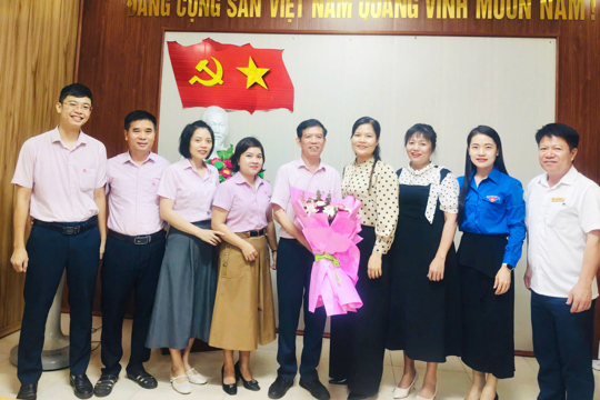 MTTQ xã Đức Thọ chúc mừng Phòng giao dịch Ngân hàng Chính sách xã hội Đức Thọ nhân Ngày thành lập. 