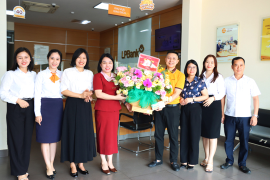 Đức Thọ: Phó Bí thư Thường trực Đảng ủy tặng hoa chúc mừng các doanh nghiệp, doanh nhân nhân Ngày Doanh nhân Việt Nam 13/10.