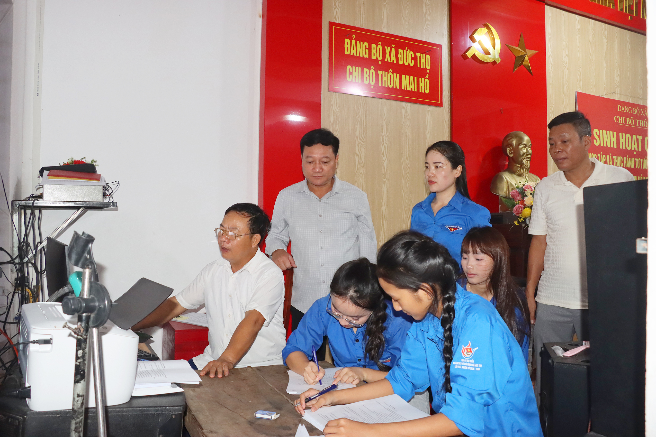 Bí thư Đảng ủy xã kiểm tra công tác rà soát, cập nhật cơ sở dữ liệu quốc gia về đất đai