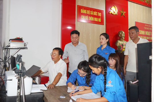 Bí thư Đảng ủy xã kiểm tra công tác rà soát, cập nhật cơ sở dữ liệu quốc gia về đất đai 