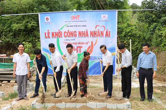 Xã Đức Thọ: Khởi công ngôi nhà nghĩa tình thứ 15/27 cho hộ nghèo tại thôn Đông Xá.