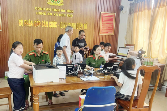 Công an xã Đức Thọ quyết tâm hoàn thành cấp tài khoản định danh điện tử cho học sinh trước ngày 08/5/2026. 