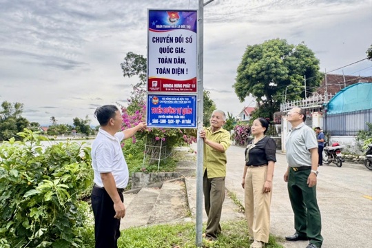 Thôn Mai Hồ (xã Đức Thọ): Gắn biển các tuyến đường tự quản và ra mắt Ban Chấp hành Hội Phụ nữ.