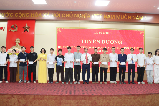 Đức Thọ tuyên dương, khen thưởng 87 học sinh giỏi và học sinh đạt thành tích cao trong kỳ thi Đại học.
