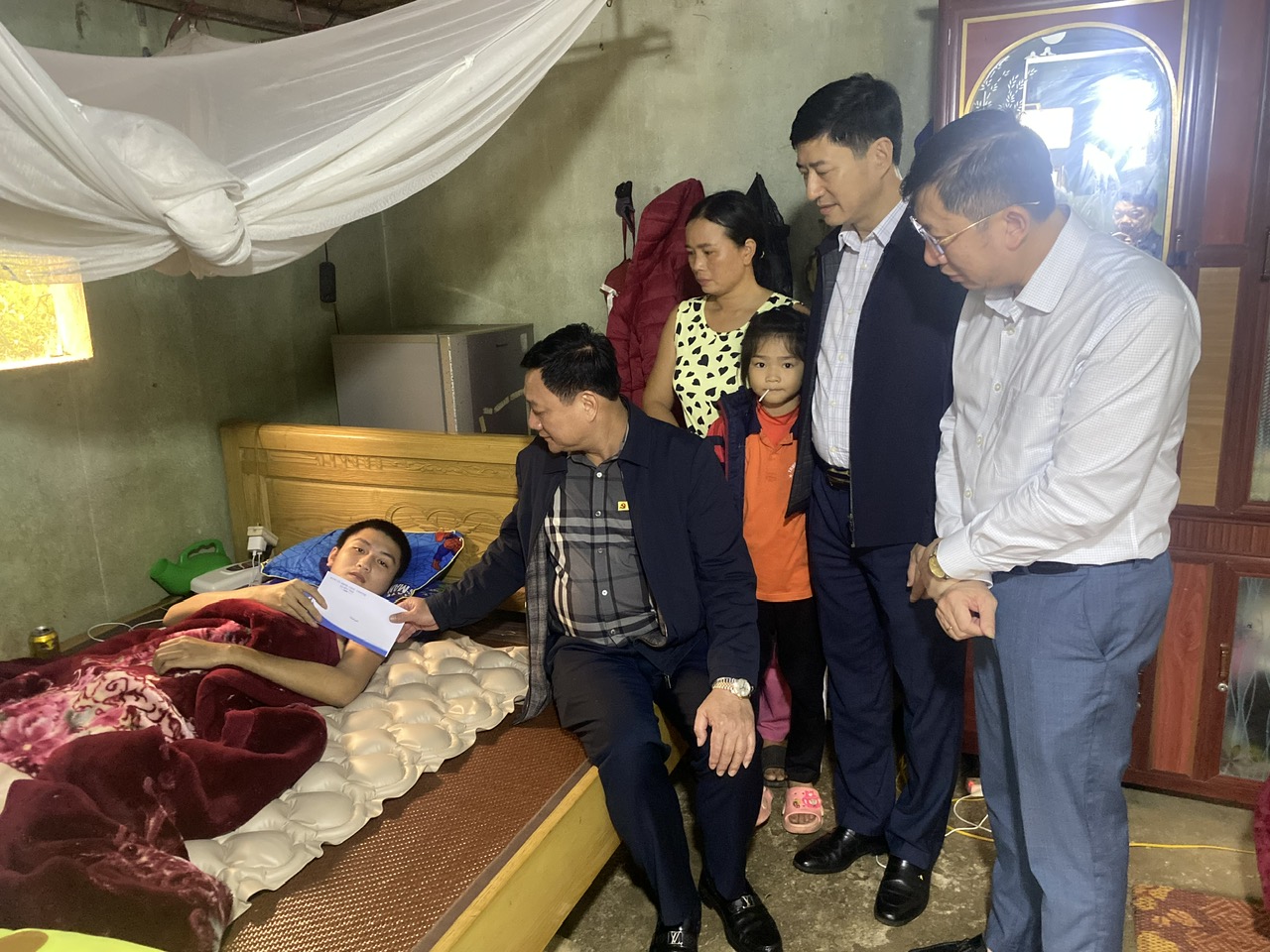 Xã Đức Thọ: Kịp thời thăm hỏi, động viên các gia đình gặp hoạn nạn trên địa bàn.