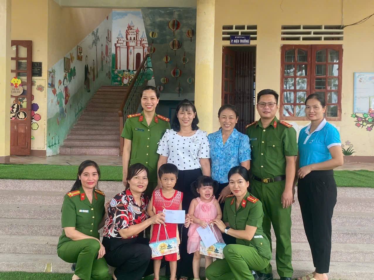 Hội LHPN xã Đức Thọ trao quà Trung thu cho trẻ em có hoàn cảnh khó khăn