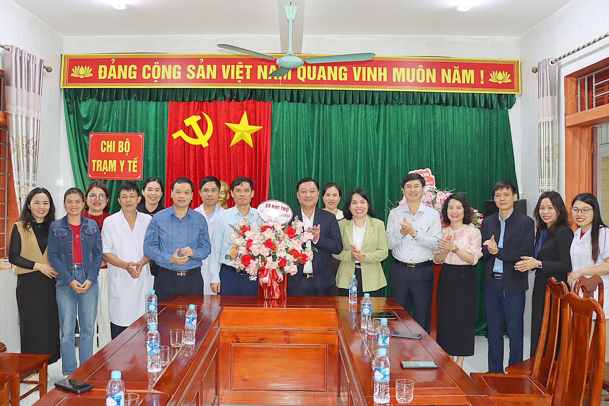 Lãnh đạo xã Đức Thọ chúc mừng các đơn vị y tế nhân kỷ niệm 71 năm Ngày Thầy thuốc Việt Nam 27/2 
