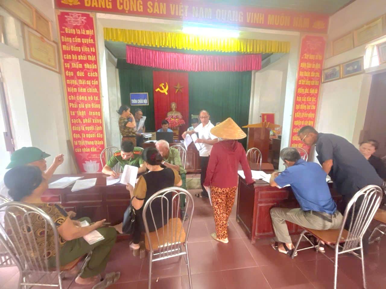 Các Tổ giúp việc Ban Chỉ đạo xã Đức Thọ đã tổ chức hướng dẫn người dân kê khai thông tin về thửa đất, phục vụ Chiến dịch 90 ngày làm giàu, làm sạch Cơ sở dữ liệu quốc gia về đất đai.