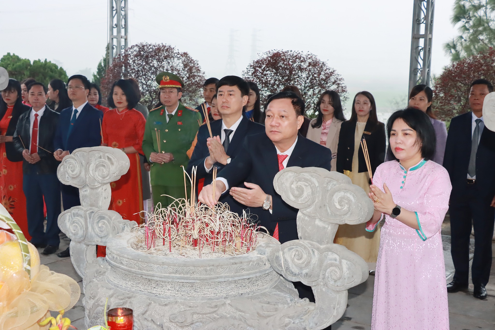 Xã Đức Thọ tổ chức Lễ dâng hương tại Khu mộ cố Tổng Bí thư Trần Phú - Tặng Huy hiệu Đảng đợt 03/02/2026 cho 60 đảng viên- Công bố trao quyết định bổ nhiệm cán bộ