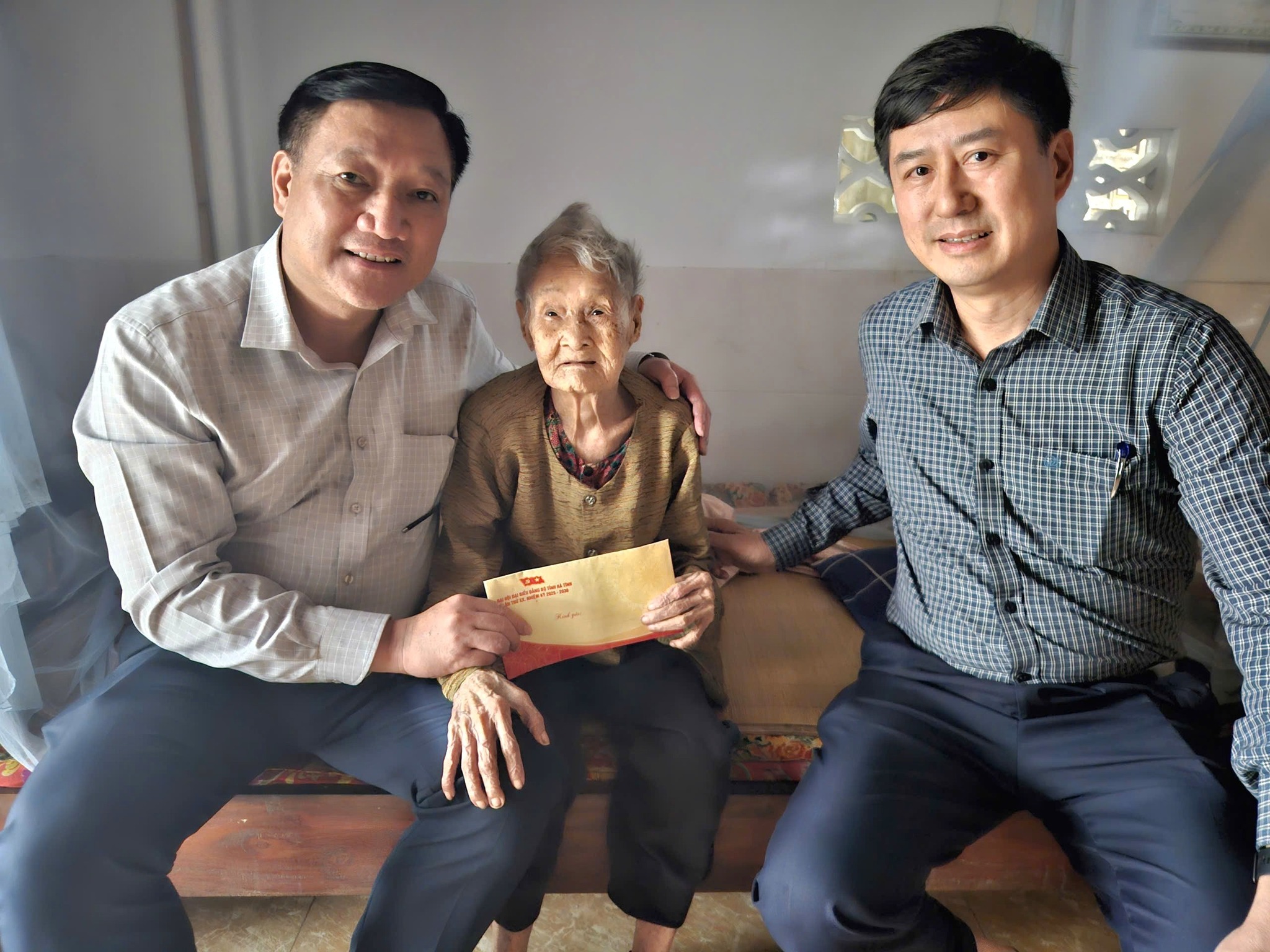  Các đồng chí lãnh đạo xã đến thăm hỏi, động viên và trao quà tri ân Mẹ Việt Nam Anh hùng trên địa bàn xã,nhân dịp Đại hội Đại biểu Đảng bộ tỉnh Hà Tĩnh lần thứ XX