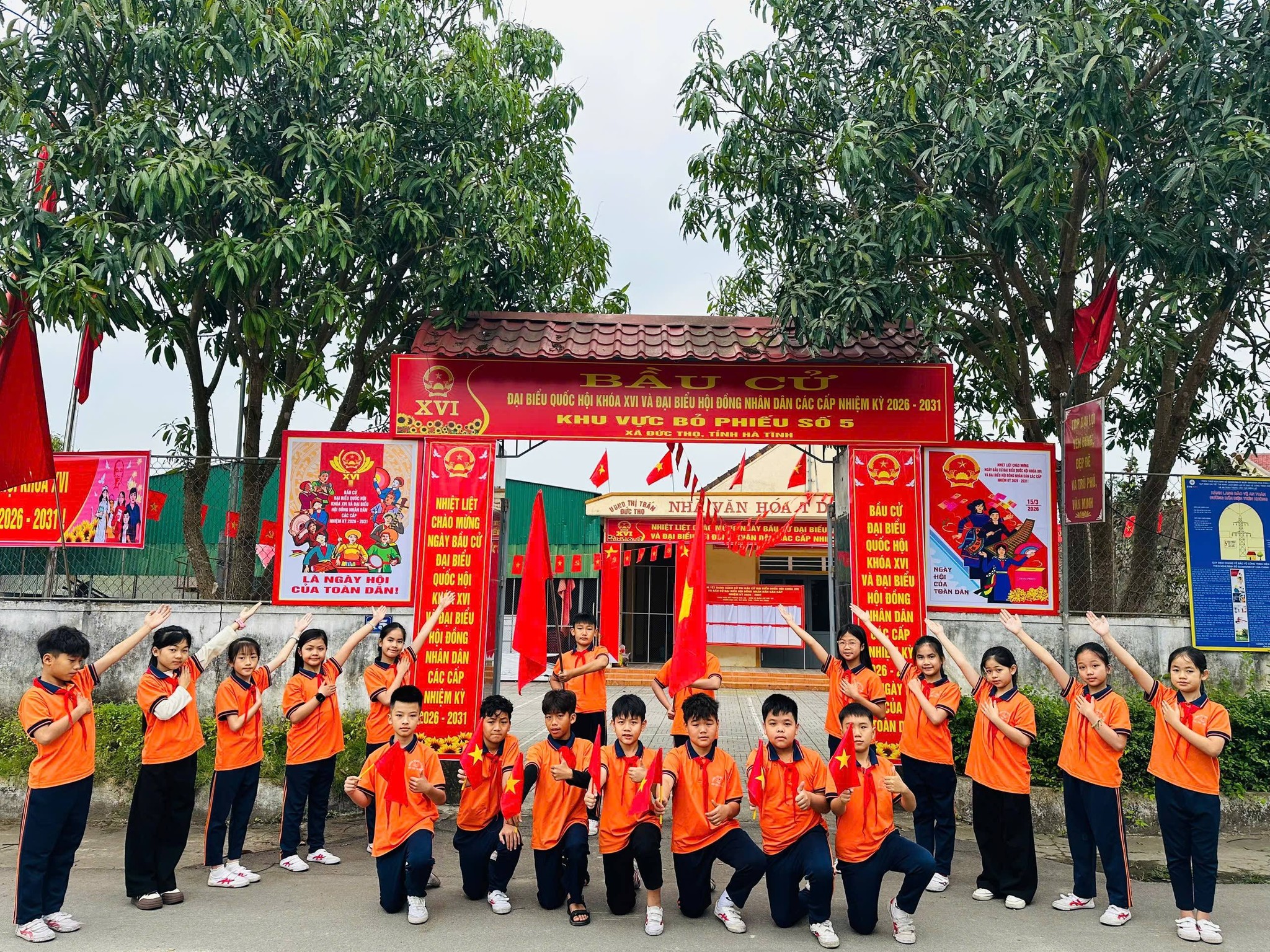 Học sinh các trường học xã Đức Thọ sôi nổi tham gia diễu hành cổ động bầu cử  