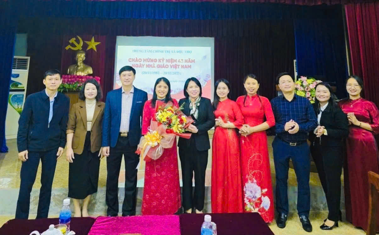 Thường trực Đảng ủy – HĐND–UBND–UBMTTQ xã Đức Thọ tặng hoa chúc mừng đội ngũ thầy cô giáo tại các trường học trên địa bàn xã