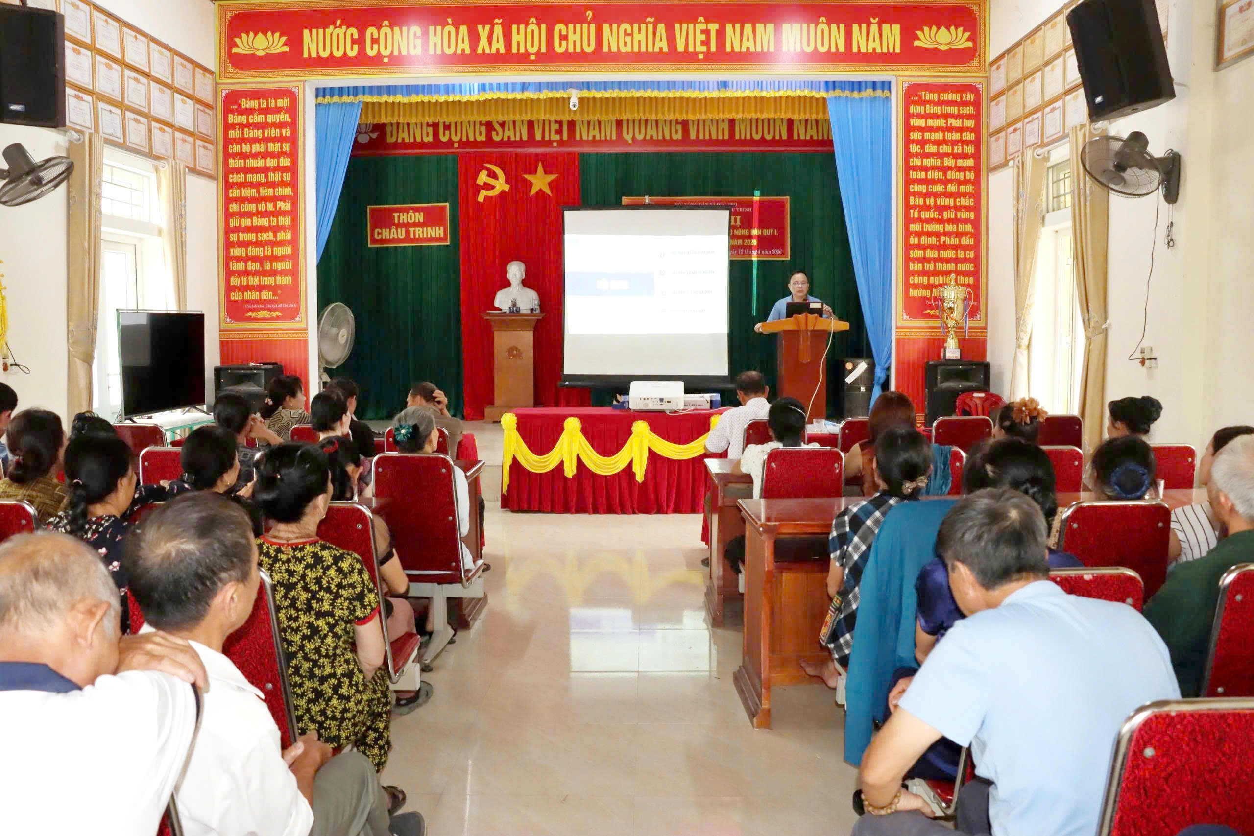 Chi hội Nông dân thôn Châu Trinh (xã Đức Thọ): Đẩy mạnh tuyên truyền BHYT, BHXH tự nguyện và thực hiện công trình xây dựng nông thôn mới.