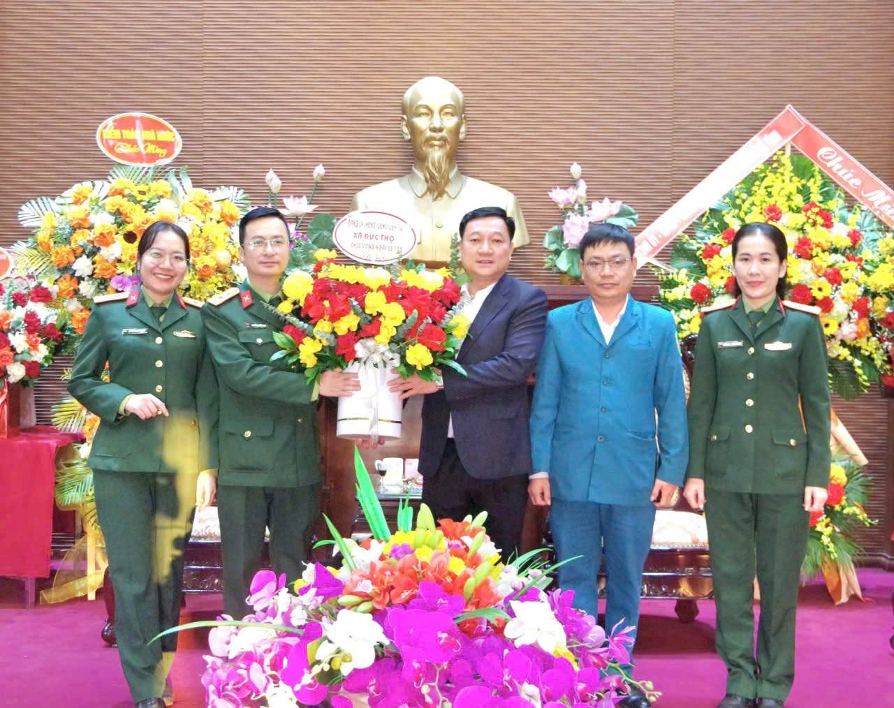 Lãnh đạo xã Đức Thọ thăm, chúc mừng các đơn vị quân đội.