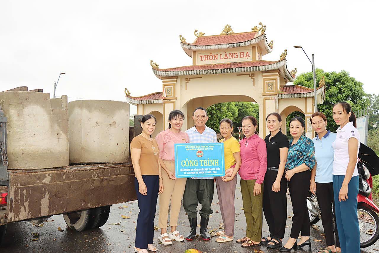 HỘI NÔNG DÂN XÃ ĐỨC THỌ TRAO TẶNG 20 BỂ CHỨA VỎ THUỐC BVTV  