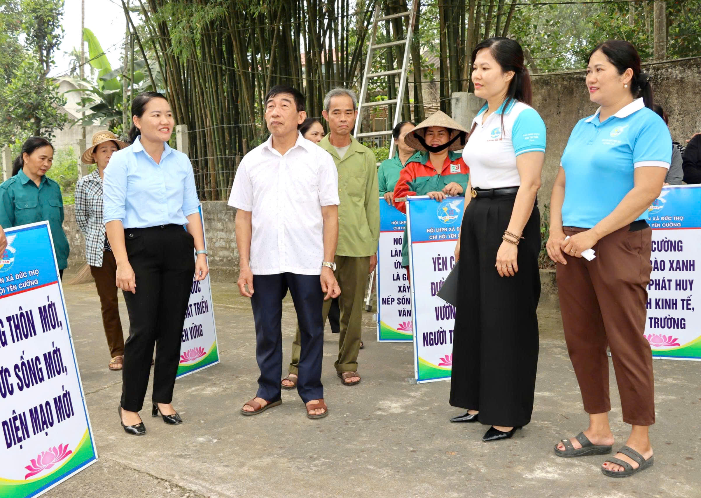 Chi hội Phụ nữ thôn Yên Cường xây dựng tuyến đường “ sáng - xanh - sạch - đẹp”
