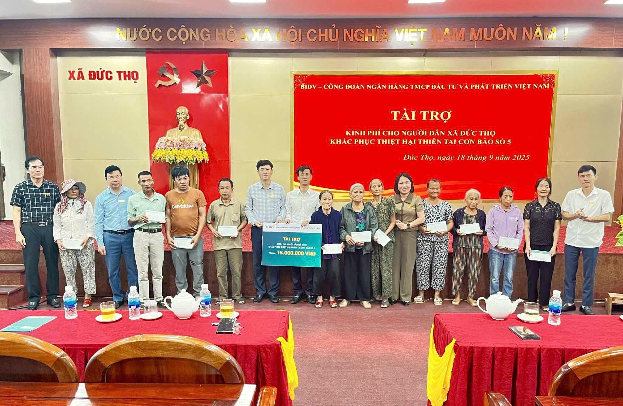 Chương trình trao kinh phí tài trợ người dân bị ảnh hưởng bởi cơn bão số 5 