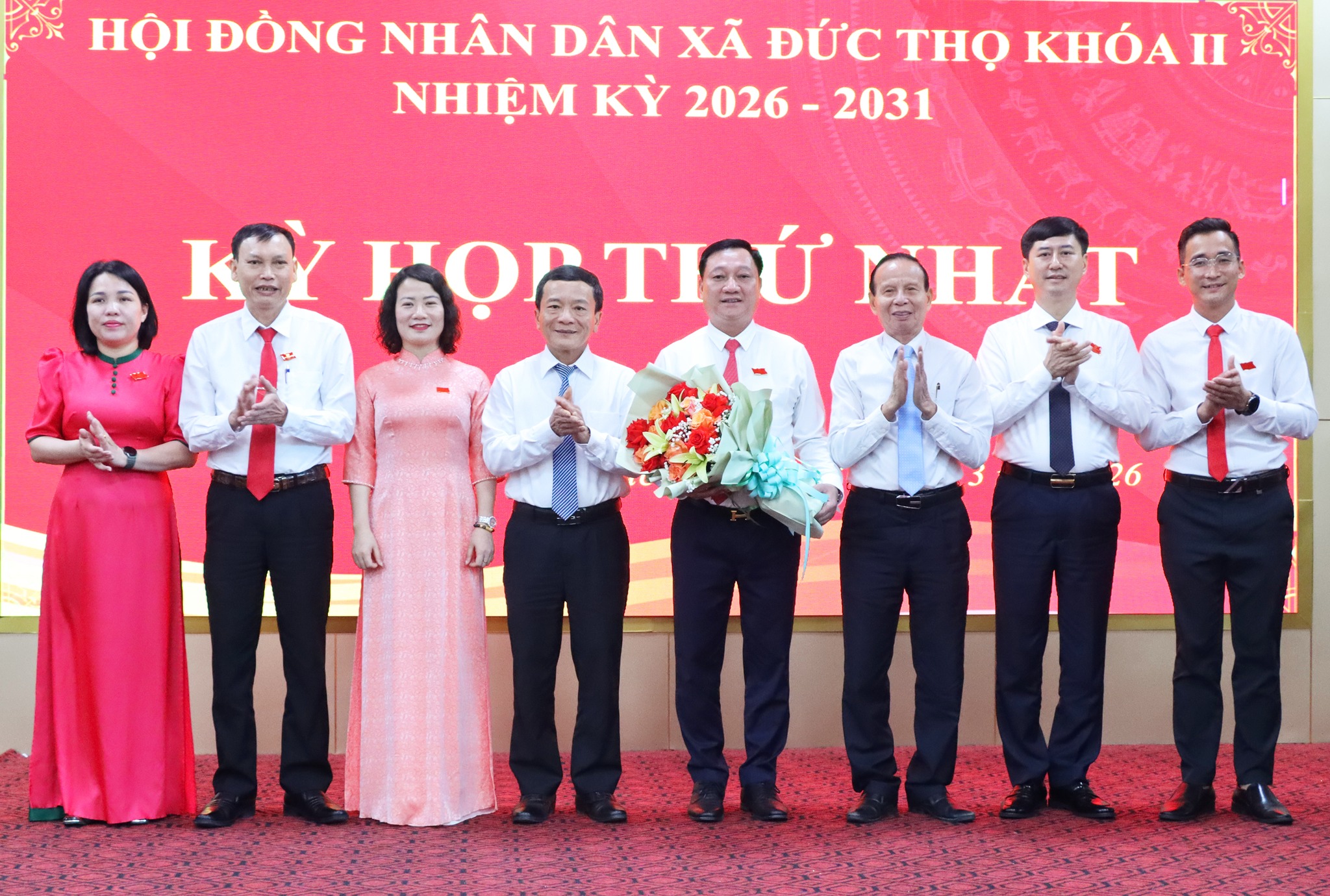 Kỳ họp thứ nhất HĐND xã Đức Thọ khóa II bầu các chức danh HĐND, UBND.