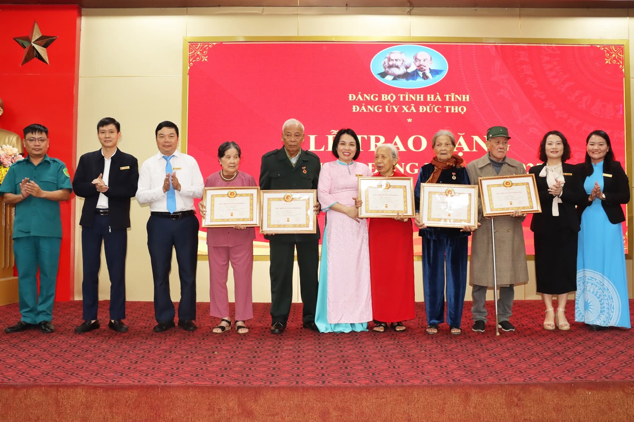 Đảng bộ xã Đức Thọ trao Huy hiệu Đảng đợt 7/1 