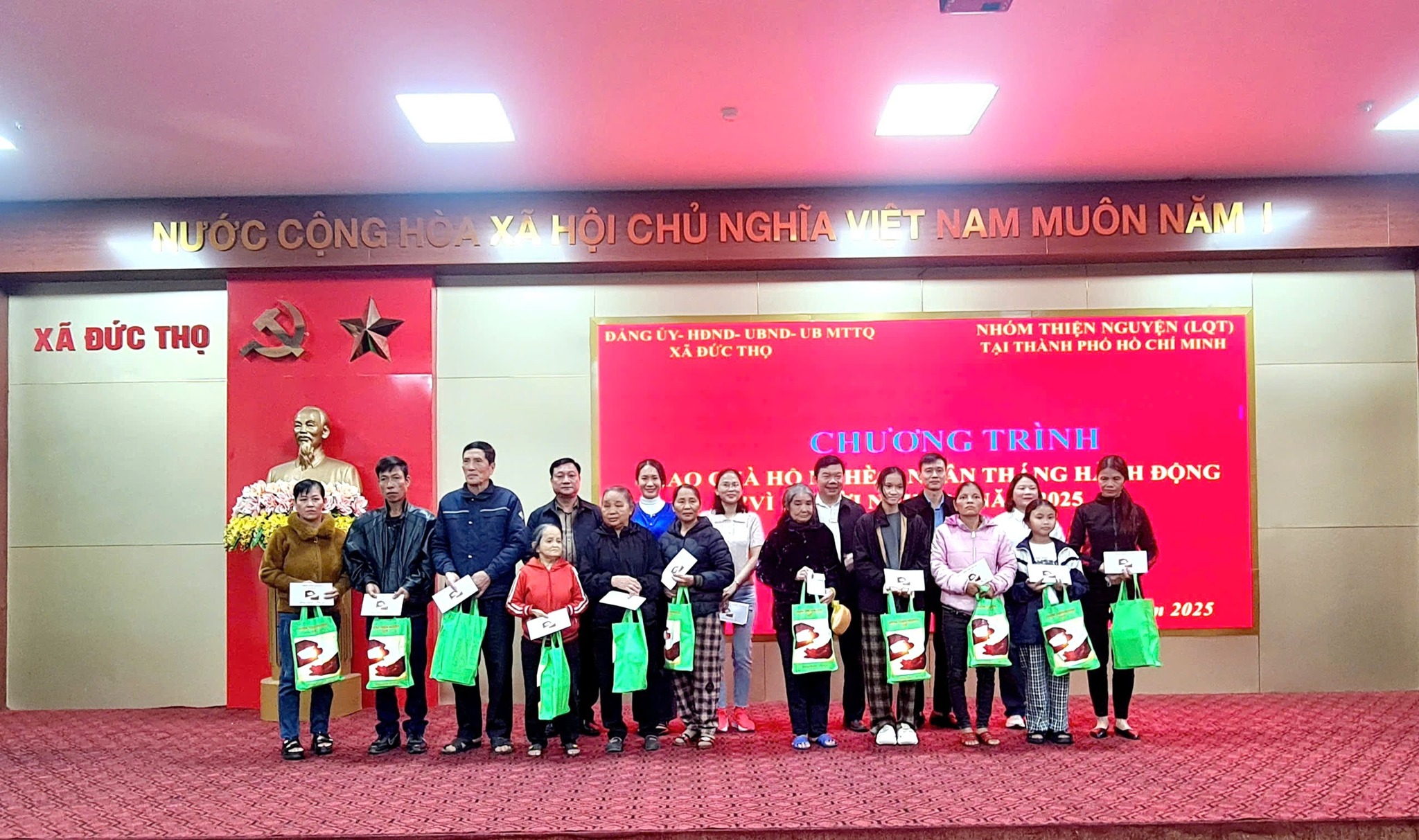 trao 200 suất quà cho các hộ nghèoxã Đức Thọ nhân dịp cuối năm 2025 