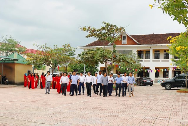 Nguyên Chủ tịch nước Trương Tấn Sang kiểm tra điểm trường vượt lũ ở xã Quang Vĩnh