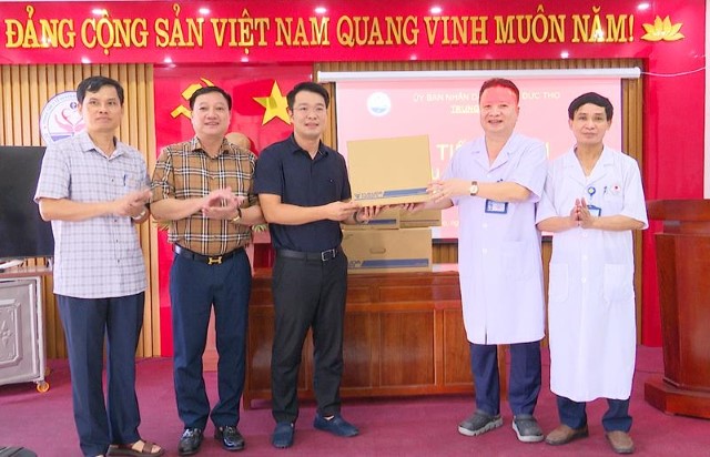 Công ty Cổ phần đầu tư thiết bị Y tế HDN tặng máy siêu âm hiện đại cho Trung tâm Y tế Đức Thọ.