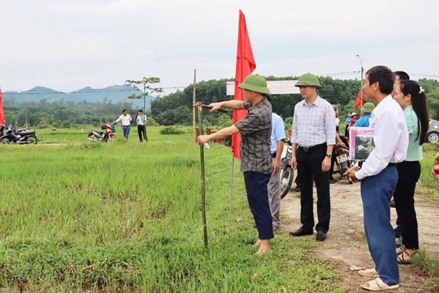 Người dân Tân Hương phấn khởi nhận ruộng sau chuyển đổi